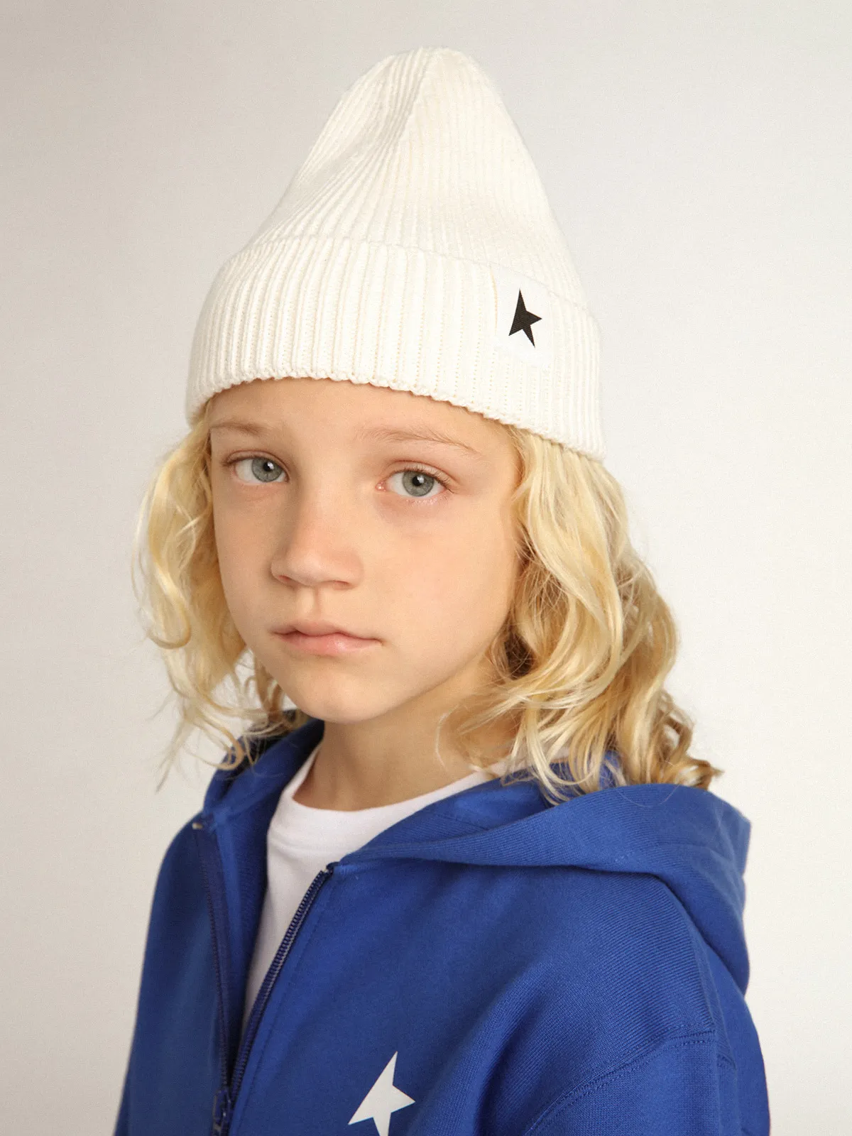 Off-white cotton beanie with contrasting black star